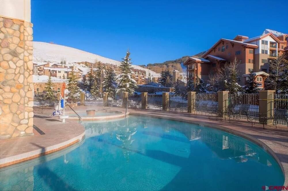 Walk to the slopes! Base Area Location w/ Free Shuttle! Shared Hot Tub & Pool! G - Crested Butte - Pool