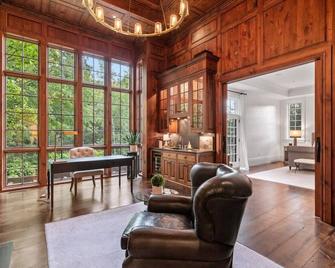 Summit Road Estate - Top Luxury - Plymouth - Wohnzimmer