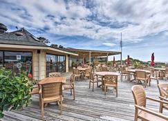Hilton Head Resort Condo Rental Walk to Beach! - Hilton Head - Restaurant