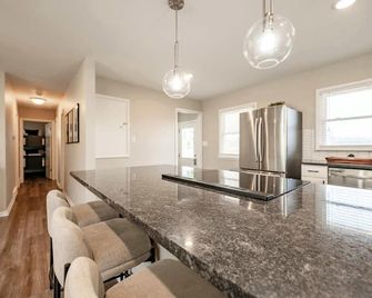 Hot Tub - Fire Pit - Shuffleboard - Walk to Track - Speedway - Küche