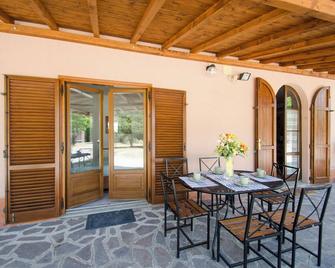 Villa Asia 2-bedroom villa with swimming pool and AC Trasimeno Lake - Panicarola - Patio