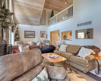 Mountainside Chalet - 1 block from ski lodge! - Spearfish - Вітальня