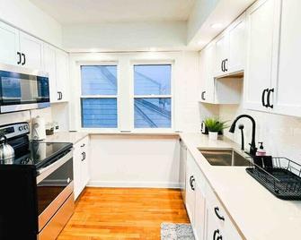 Panda Apartment in Lakewood - Lakewood - Kitchen