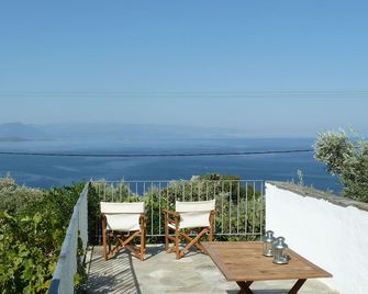 Fantastic natural stone house with 180° sea view, pool and beautiful garden - Kalamos - Balcony