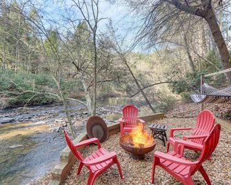 Waterfront Cabin w/ Beautiful River View & Hot Tub - Ellijay - Patio
