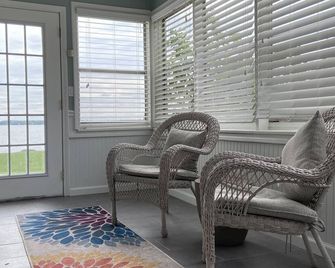Lakefront Retreat - Portage - Living room