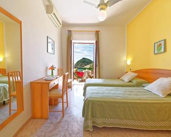 Hotel Villa Franz - Serrara Fontana - Bedroom