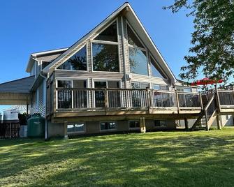 Luxury Waterfront Cottage - Picton - Building
