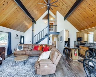 Secluded Cabin Near Calaveras Big Trees State Park - Murphys - Living room