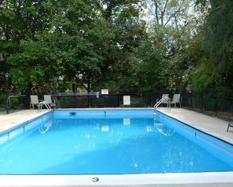 Schell Motel - ורנון - בריכה