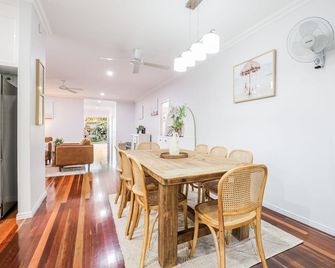 Agnes Bliss - Luxurious Coastal Living, Agnes Water - Agnes Water - Dining room