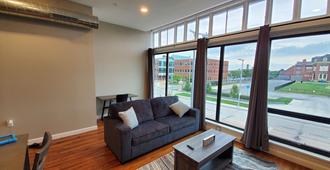 Trendy Midtown Loft - Cleveland - Living room