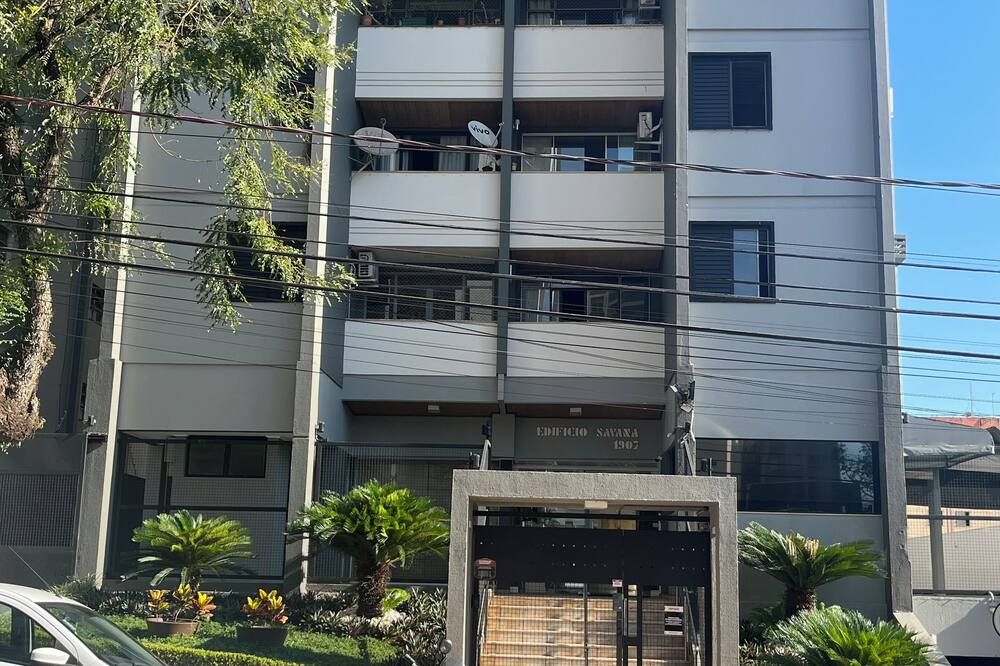 Chic 3-bedroom apartment with WiFi, AC in vibrant Centro Londrina - لوندرينا - مبنى