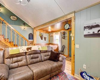 Adorable Ellijay Cabin with Hot Tub and Fire Pit - Ellijay - Living room