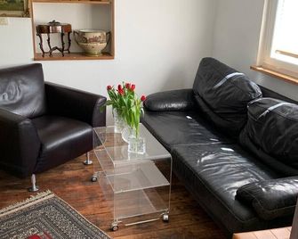 Small half-timbered vacation home in Tauberbischofsheim - Tauberbischofsheim - Wohnzimmer