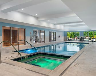 Holiday Inn Express & Suites Pittsfield-Lenox-Berkshires By IHG - Pittsfield - Piscina