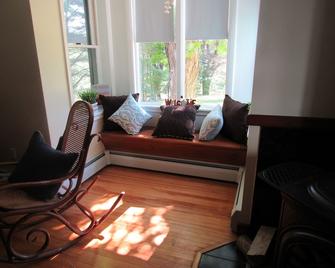 Convenient To Gore Mountain. Adjacent To Skimobile Trail And The' Poker Run' - Chestertown - Soggiorno