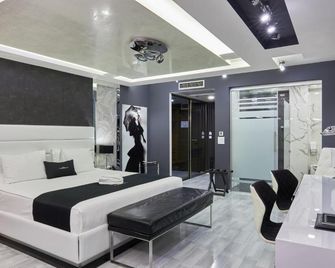 Hotel Mirror - Petrovec