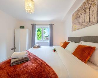 Ashview 7 - Heathrow - Windsor - Free Parking - Staines-upon-Thames - Bedroom