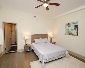 Luxury Apartment in Downtown Utica - Utica - Bedroom