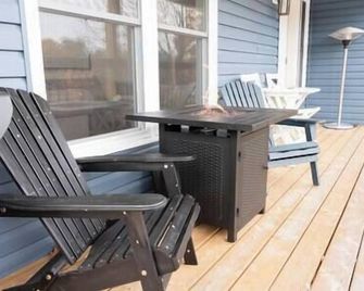 Riverfront Cottage Canoe Included & Playroom Fun - Wasaga Beach - Balcon
