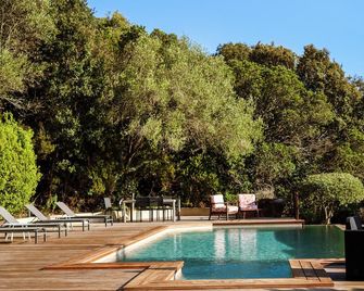 Charming villa with infinity pool & panoramic view of the sea & Corsican scrubland - Figari - Piscine