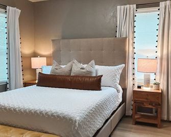 Stylish & Modern •Sleeps 10• Cornhole+PingPong • Minutes to Most! - Sioux Falls - Bedroom