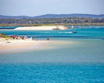 Champagne Court 1 - Tuncurry - Beach