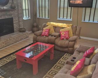 peaceful and private getaway on 5 acres..mnts to metro airport. - Romulus - Stue