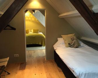 Authentic private cottage, beach a 15-minute walk ! - Vrouwenpolder - Schlafzimmer