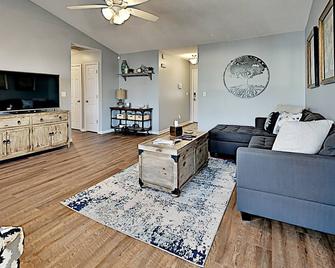 Just Remodeled! Great Neighborhood & Close To Nea Hospital & College Campus - Jonesboro - Living room