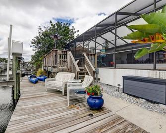 A Boater's Paradise in Apollo Beach with Heated Salt Water Pool & Canal Access - Apollo Beach - Patio