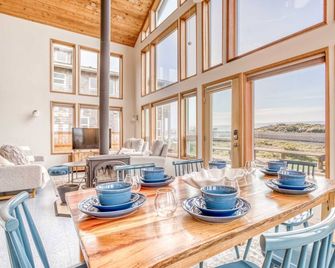 Watch the Waves Crash from this Ocean View, Dog-Friendly Home! - Yachats - Dining room