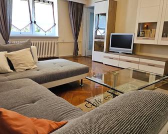 Quiet and central - vacation apartment with plenty of space and garden view - Grimma - Wohnzimmer
