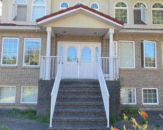 Beautiful Home in Burnaby (Metrotown Area) - Burnaby - Building