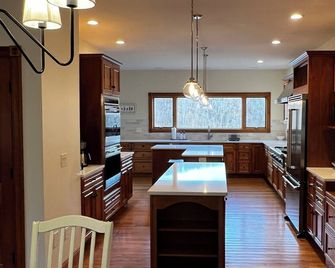 Direct Lakefront Home on Lake Lillinonah with Elevator Access. - Brookfield - Cocina