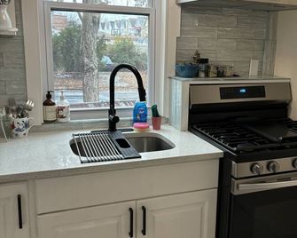 Private Cozy Apartment - Walking Distance from LaGuardia Airport - Queens - Kitchen