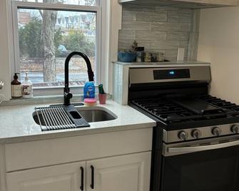 Private Cozy Apartment - Walking Distance from LaGuardia Airport - קווינס - מטבח