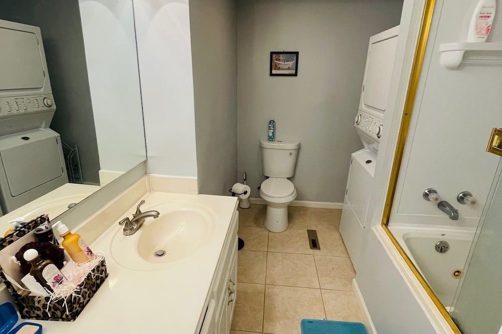 Studio with a private entrance and garage - Kansas City