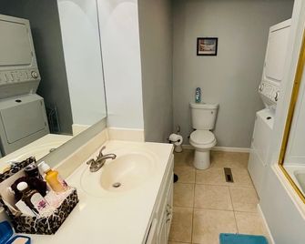 Studio with a private entrance and garage - Kansas City