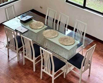 Luntin Log Cabin in Tagaytay - Tagaytay - Dining room