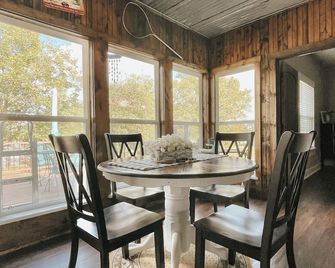 Lake Fork Waterfront Lakehouse with boat dock. Beautiful and spacious! - Emory - Comedor