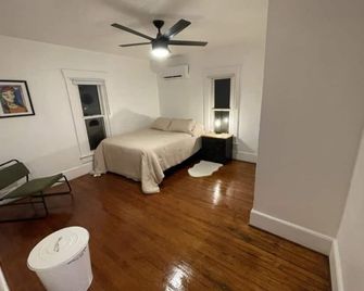 Tiny House Near Beach & Naval Base - Privacy Fence - Norfolk - Bedroom