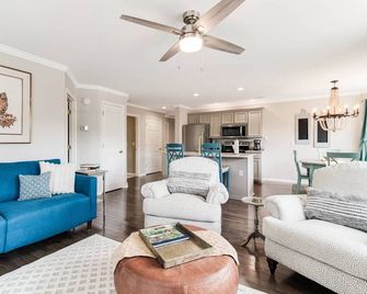 Great Location in St James - 2 BR Villa with Pool - Access to Oak Island Beach Club - Southport - Obývací pokoj