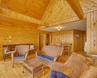 Lake Champlain Vacation Rental with Boat Dock! - North Hero - Living room