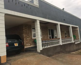 Lenny & Micky's - Masaka - Edificio