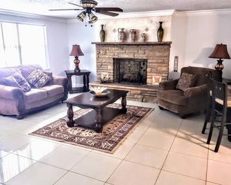 cozy and private home only 5 minutes from downtown - Oviedo - Living room