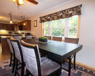 Forever Wild Cabin -River Access & Hiking -1 level in Brant Lake - Brant Lake - Dining room