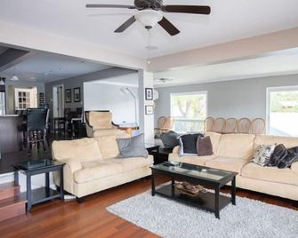 The Lake House Retreat - Callander - Living room