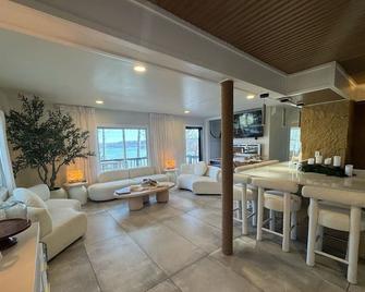Amethyst Bay on Lake Mallalieu:sauna&swimspa pool - Hudson - Wohnzimmer